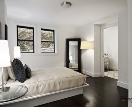 Contrast în interiorul o podea de culoare închisă și pereți albi, idei de design în fotografie (perete) Contrast în interiorul o podea de culoare închisă și pereți albi, idei de design într-o fotografie