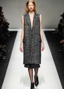 Coat fără mâneci (137 imagini) 2017 Tendințe feminine strat fără mâneci, plămân, alungit, cu (manșoane) fără mâneci Coat (137 imagini) 2017 Tendințe de sex feminin strat fără mâneci, plămân, alungit, cu