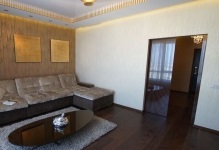 Etaj într-o cameră întunecată de design interior de cameră și foto (camera de zi) Etaj într-un design interior camera camera intunecata si fotografie