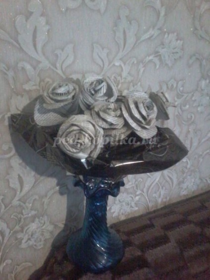 Trandafiri din ziar cu mâinile lor (lor) Roses de la ziar cu propriile sale mâini