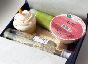Around Cosmetics (cosmetice) în jurul valorii de produse cosmetice