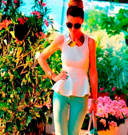 Bluza cu bascii, bascii bluza cu o imagine (fotografie) Bluza cu bluza basc cu basci fotografie