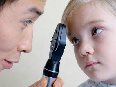 Ce se poate face în cazul în care un copil clipește frecvent ochi (e) Ce se poate face în cazul în care un copil clipește în mod frecvent ochii