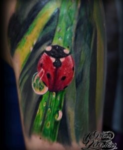 Se acoperă în sus (suprapunerea de tatuaje vechi și cicatrici), inima Yurets de stejar (vechi) Se acoperă în sus (suprapunerea de tatuaje vechi și cicatrici), inima Yurets de stejar