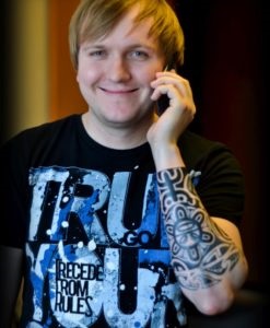 Se acoperă în sus (suprapunerea de tatuaje vechi și cicatrici), inima Yurets de stejar (vechi) Se acoperă în sus (suprapunerea de tatuaje vechi și cicatrici), inima Yurets de stejar