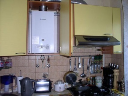 Design de bucătărie mică Hruschev perioadă de timp într-o coloană de gaz și condensator cum se ascunde coloana de gaz (proiectare) Design de bucătărie mică Hruschev perioadă de timp într-o coloană de gaz și condensatorul ca ascunde coloana de gaz
