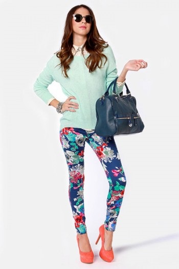 Blugi și pantaloni cu un imprimeu floral ce sa poarte (foto) Blugi și pantaloni cu un imprimeu floral ce sa poarte