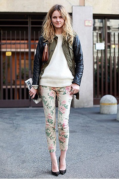 Blugi și pantaloni cu un imprimeu floral ce sa poarte (foto) Blugi și pantaloni cu un imprimeu floral ce sa poarte