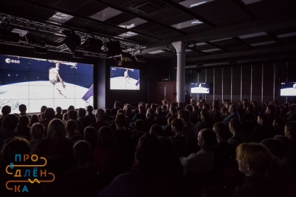 Povestea unui spacewalk (față) Povestea unei spacewalk