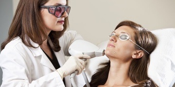 Deoarece laserul poate ajuta la eliminarea petelor de vârstă, argumente pro și contra (îndepărtarea petelor pigmentate pe fața prețului laser) Deoarece laserul poate ajuta la eliminarea petelor de vârstă, argumente pro și contra