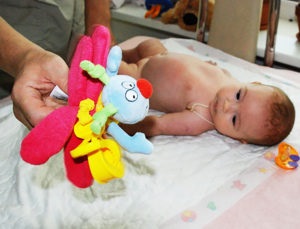 Cum să învețe un copil să ia rattle - copilul masaj școală Helen Gorelikova (teach) Cum să învețe un copil să ia rattle - copilul școală masaj Helen Gorelikova