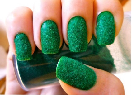 Ce o manichiură cu o rochie verde (a) Ce o manichiură cu o rochie verde