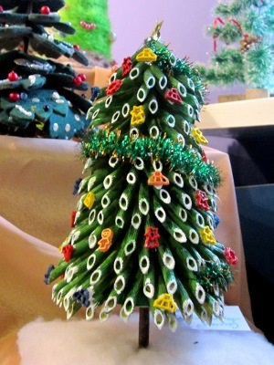 Cum de a decora un pom de Crăciun din spumă (Styrofoam ornamente con) Cum de a decora un pom de Crăciun din spumă