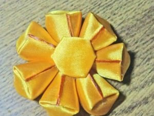 petale Kanzashi de panglici de satin (foto) (satin) petale Kanzashi de panglici de satin (foto)