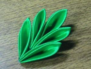 petale Kanzashi de panglici de satin (foto) (puneți bandă segmentul) petale Kanzashi de panglici de satin (foto)