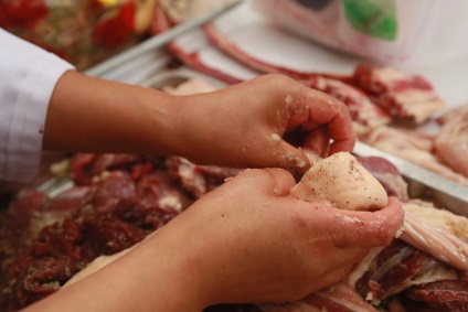 Kazi cum fac cele mai renumite delicatețe kazahă (The) Kazi cum fac cele mai renumite delicatese din Kazahstan