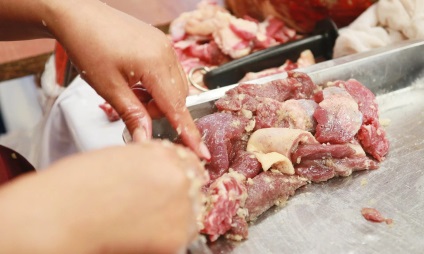Kazi cum fac cele mai renumite delicatețe kazahă (The) Kazi cum fac cele mai renumite delicatese din Kazahstan