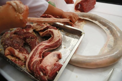 Kazi cum fac cele mai renumite delicatețe kazahă (The) Kazi cum fac cele mai renumite delicatese din Kazahstan