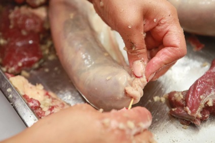 Kazi cum fac cele mai renumite delicatețe kazahă (The) Kazi cum fac cele mai renumite delicatese din Kazahstan