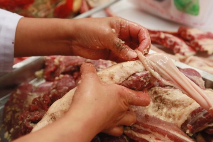 Kazi cum fac cele mai renumite delicatese din Kazahstan (kazi) Kazi cum fac cele mai renumite delicatese din Kazahstan