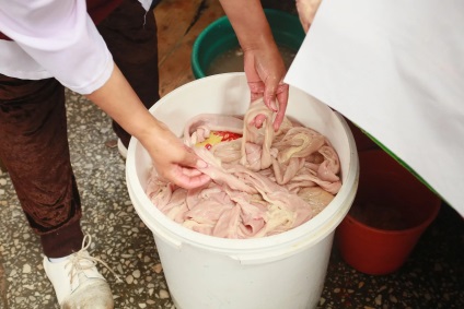 Kazi cum fac cele mai renumite delicatețe kazahă (o delicatesă) Kazi cum fac cele mai renumite delicatese din Kazahstan