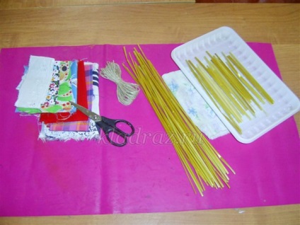 Doll a făcut din paie, cu mâinile sale (paie) Doll a făcut din paie, cu propriile lor mâini