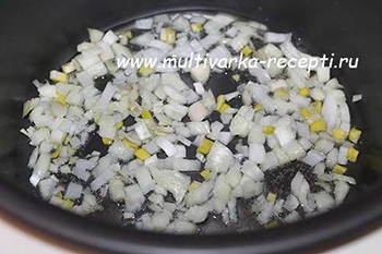 Sauerkraut, înăbușită în multivarka (varză) Sauerkraut, inabusita in multivarka