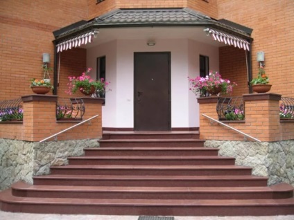 Scari din casa din grădină stradă stradă la etajul al doilea, gresie într-o casă privată, o fotografie și zăpadă (scara în casa de pe strada) Scari din casa din grădină stradă stradă la etajul al doilea, gresie într-o casă privată, o fotografie și zăpadă
