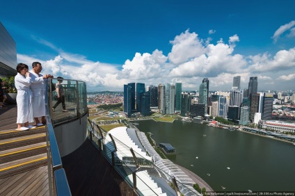 Hotel Marina Bay Sands din Singapore piscină pe marginea prăpastiei, știri fotografie