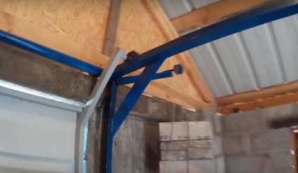 Swinging porți pentru garaj cu desene mâinile sale (lui) Swinging porți pentru garaj cu desenele sale mâini