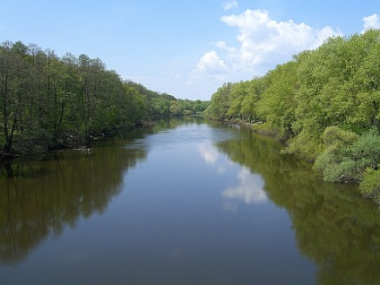 Plutind pe râu și (floating) Plutind pe râu și