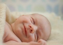De ce un copil râde în somn (pentru un motiv oarecare) De ce un copil râde în somn