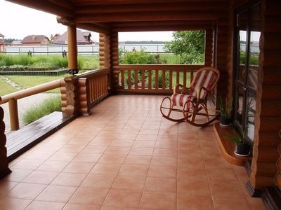 Etajele pe veranda în aer liber decât haina, vopsea cu mâinile lor, materialele (podea pridvor deschis, cu capac lui mâini) Etajele pe veranda în aer liber decât haina, vopsea cu mâinile lor, materiale