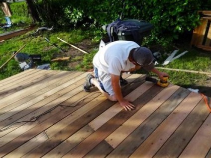 Etajele pe veranda în aer liber decât haina, vopsea cu mâinile lor, materiale (verandă) Etajele pe veranda în aer liber decât haina, vopsea cu mâinile lor, materiale
