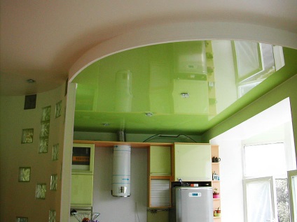 Таванът в хола с кухненски дизайн снимка опъващи материали, които е по-добре
