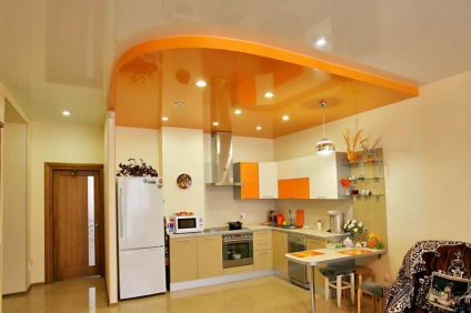 Таванът в хола с кухненски дизайн снимка опъващи материали, които е по-добре