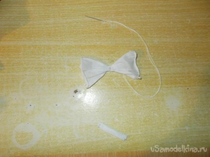 Curea cu o bandă elastică cu un arc cu mâinile lor (gumă de mestecat) Curea cu o bandă elastică cu un arc cu mâinile lor