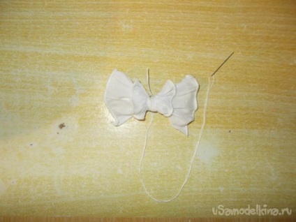 Curea cu o bandă elastică cu un arc cu mâinile lor (gumă de mestecat) Curea cu o bandă elastică cu un arc cu mâinile lor