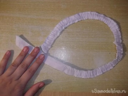 Curea cu o bandă elastică cu un arc cu mâinile lor (arc) Curea cu o bandă elastică cu un arc cu mâinile lor