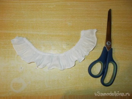 Curea cu o bandă elastică cu un arc cu mâinile lor (gumă de mestecat) Curea cu o bandă elastică cu un arc cu mâinile lor