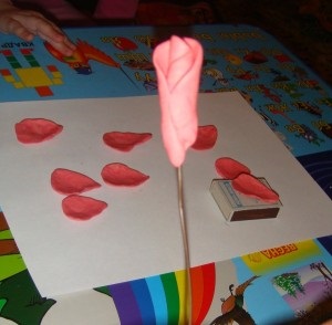 Rose din lut - un cadou de la mama copilului (plastilină Rose) Rose din lut - un cadou de la mama copilului