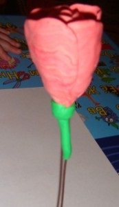 Rose din lut - un cadou de la mama copilului (palmă crescut plastilină) Rose din lut - un cadou de la mama copilului