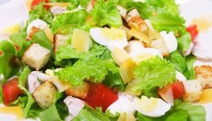 Salata „Caesar“ cu pui, reteta clasica ce ingrediente sunt necesare și cele care pot fi în siguranță (salata corespunzătoare Caesar cu pui) Salata „Caesar“ cu pui, reteta clasica care sunt ingredientele necesare și cele care pot fi în condiții de siguranță