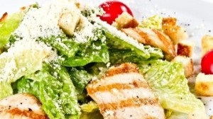 Salata „Caesar“ cu pui, reteta clasica ce ingrediente sunt necesare și cele care pot fi în siguranță (salata corespunzătoare Caesar cu pui) Salata „Caesar“ cu pui, reteta clasica care sunt ingredientele necesare și cele care pot fi în condiții de siguranță