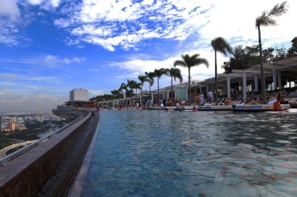 Cea mai mare piscina din lume pe acoperișul unui zgârie-nori port nisipurile de dafin Skypark, Singapore - turistic (cea mai mare piscină din lume) Cea mai mare piscina din lume pe acoperișul unui zgârie-nori port nisipurile de dafin Skypark, Singapore - Calatorii