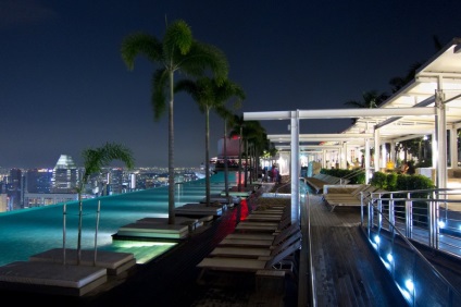 Cea mai mare piscina din lume pe acoperișul unui zgârie-nori port nisipurile de dafin Skypark, Singapore - turistic (cea mai mare piscină din lume) Cea mai mare piscina din lume pe acoperișul unui zgârie-nori port nisipurile de dafin Skypark, Singapore - Calatorii