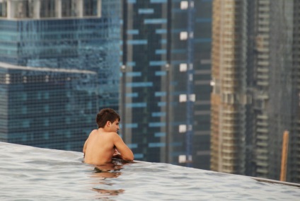Cea mai mare piscina din lume pe acoperișul unui zgârie-nori port nisipurile de dafin Skypark, Singapore - turistic (acoperiș) Cea mai mare piscina din lume pe acoperișul unui zgârie-nori port nisipurile de dafin Skypark, Singapore - Calatorii