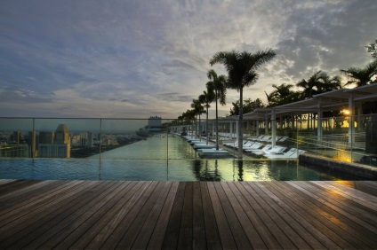 Cea mai mare piscina din lume pe acoperișul unui zgârie-nori port nisipurile de dafin Skypark, Singapore - Turism (World) Cea mai mare piscina din lume pe acoperișul unui zgârie-nori port nisipurile de dafin Skypark, Singapore - Calatorii