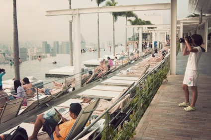 Cea mai mare piscina din lume pe acoperișul unui zgârie-nori port nisipurile de dafin Skypark, Singapore - turistic (înălțime 191 de metri) Cea mai mare piscina din lume pe acoperișul unui zgârie-nori port nisipurile de dafin Skypark, Singapore - Calatorii