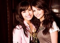 Selena Gomes și Lovato (semi) Selena Gomez și Demi Lovato